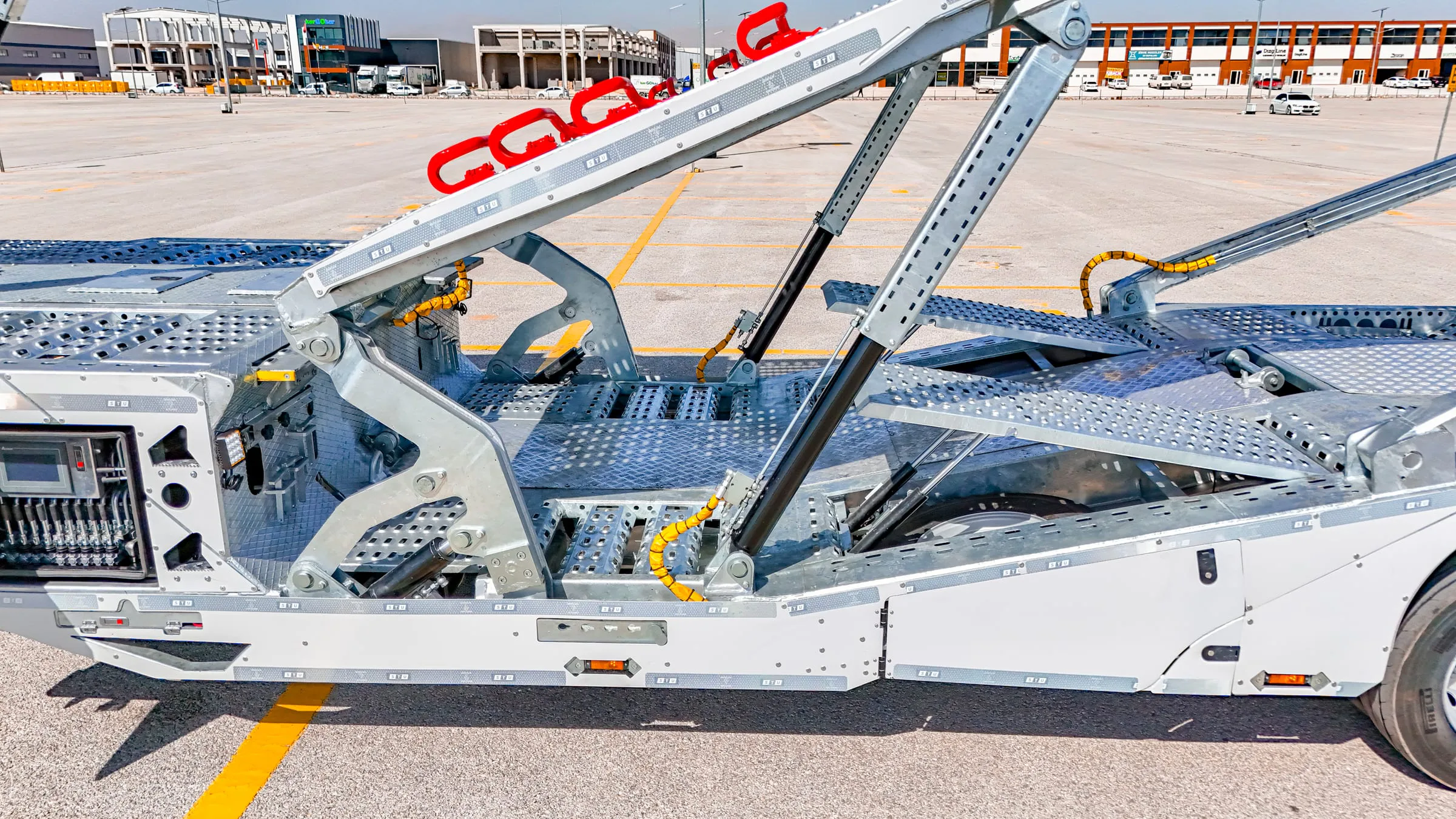 Scherenhub auf dem Mitteldeck — STU Trailers