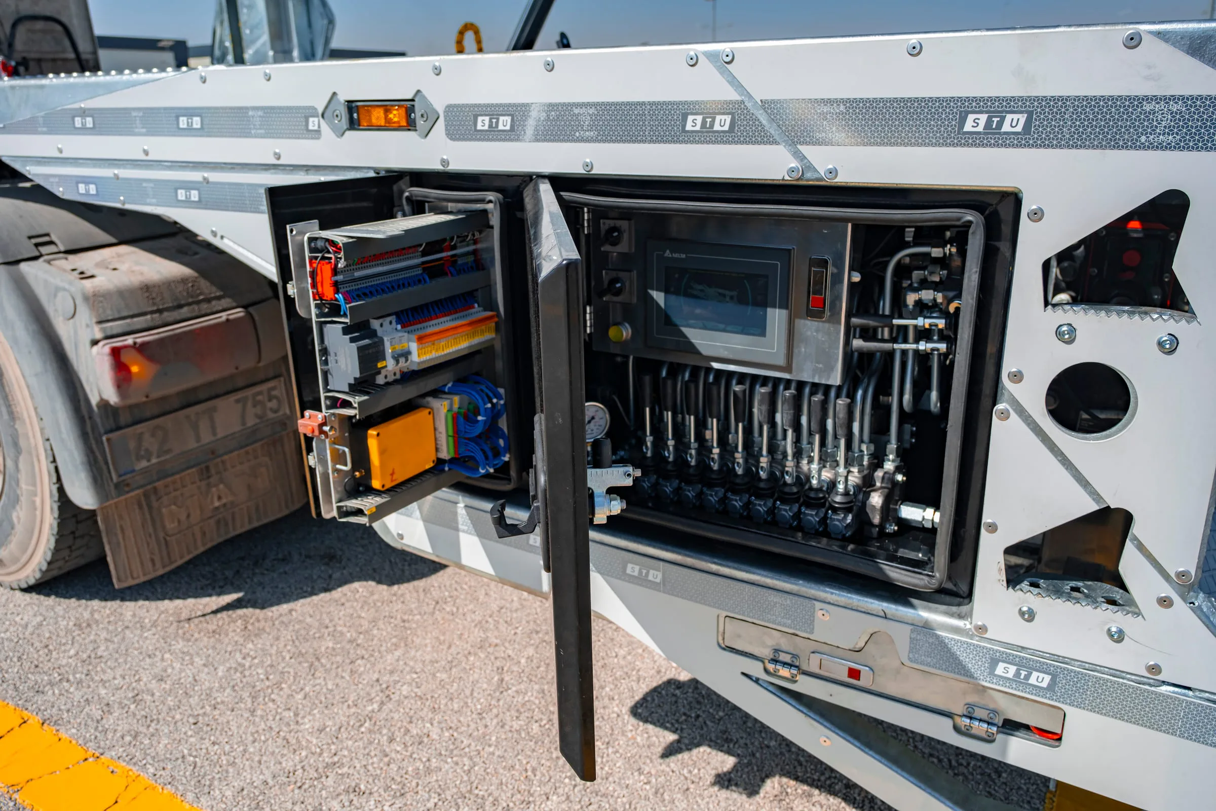 Slide. Access. Maintain. — STU Trailers