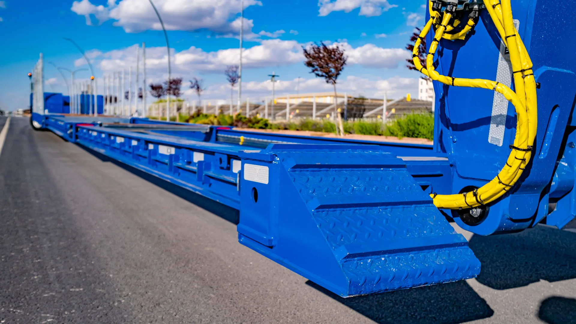Hydraulic steering low loader prepared for heavy equipment transport with controlled turning behaviour. — STU Trailers