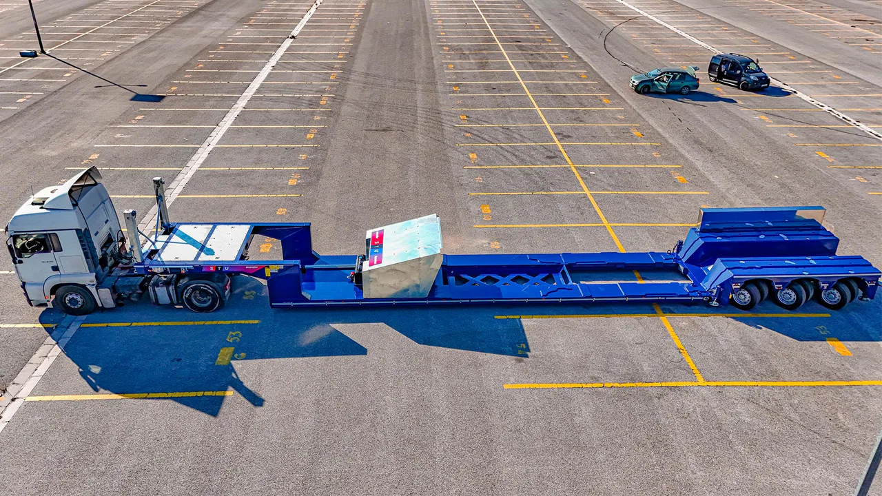 Hydraulically steered low loader for construction machinery and industrial equipment logistics. — STU Trailers