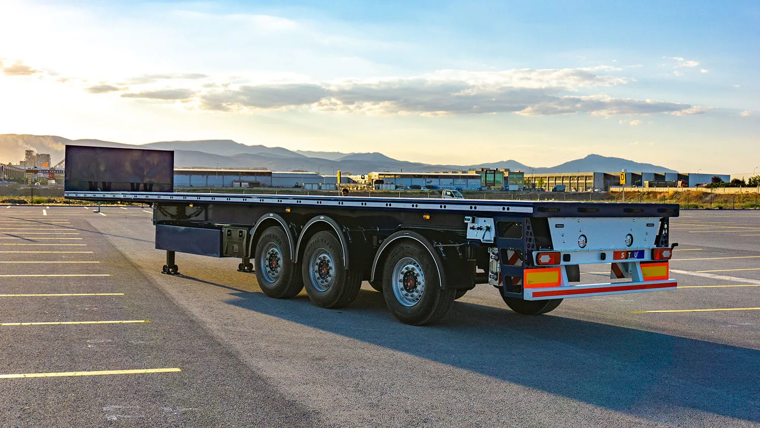 Semirremolque plataforma de 3 ejes — STU Trailers