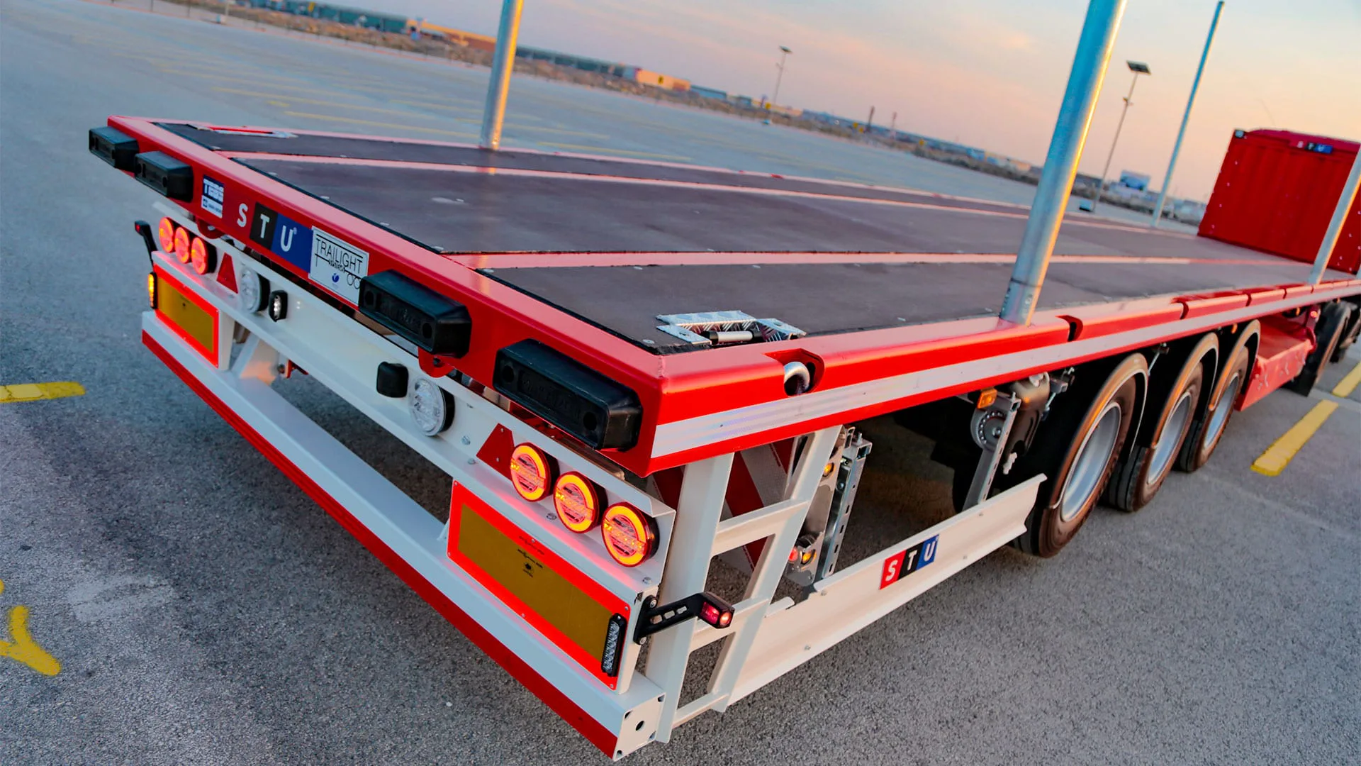 Bodenbelag aus Sperrholz oder Tropenholz — STU Trailers