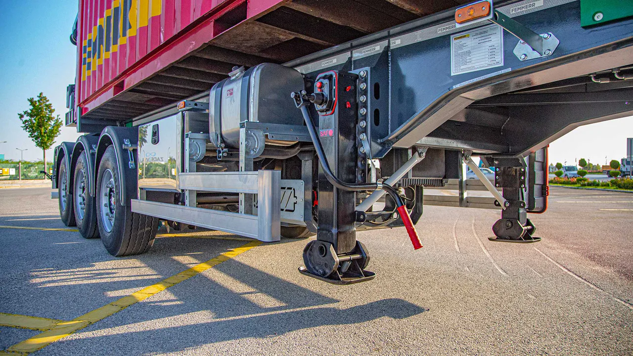 Rimorchio a caricamento laterale per siti senza gru esterne, reachstacker o carrelli elevatori. — STU Trailers