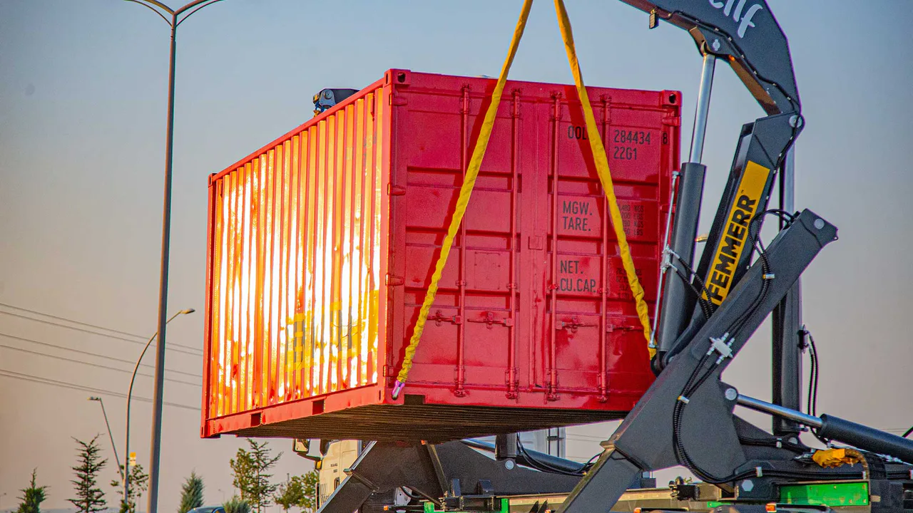 Due gru idrauliche per il sollevamento laterale dei container — STU Trailers