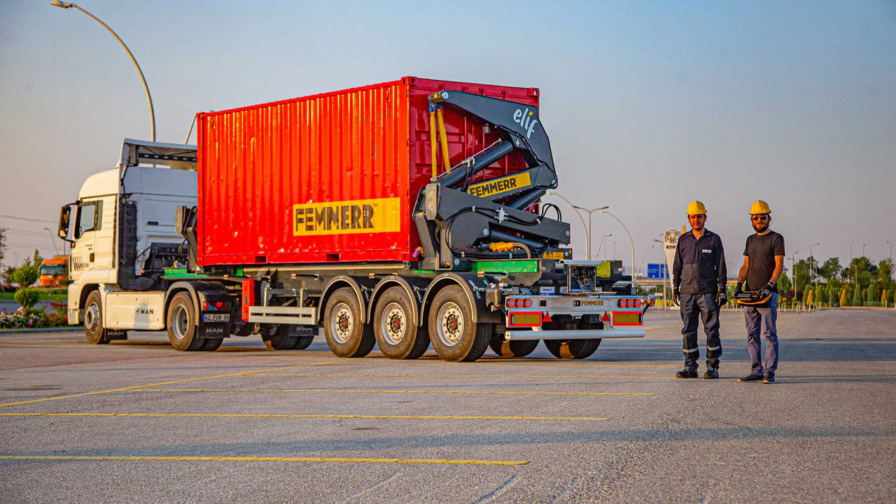 Rimorchio portacontainer autocaricante configurato per la consegna di container intermodale e dell'ultimo miglio. — STU Trailers